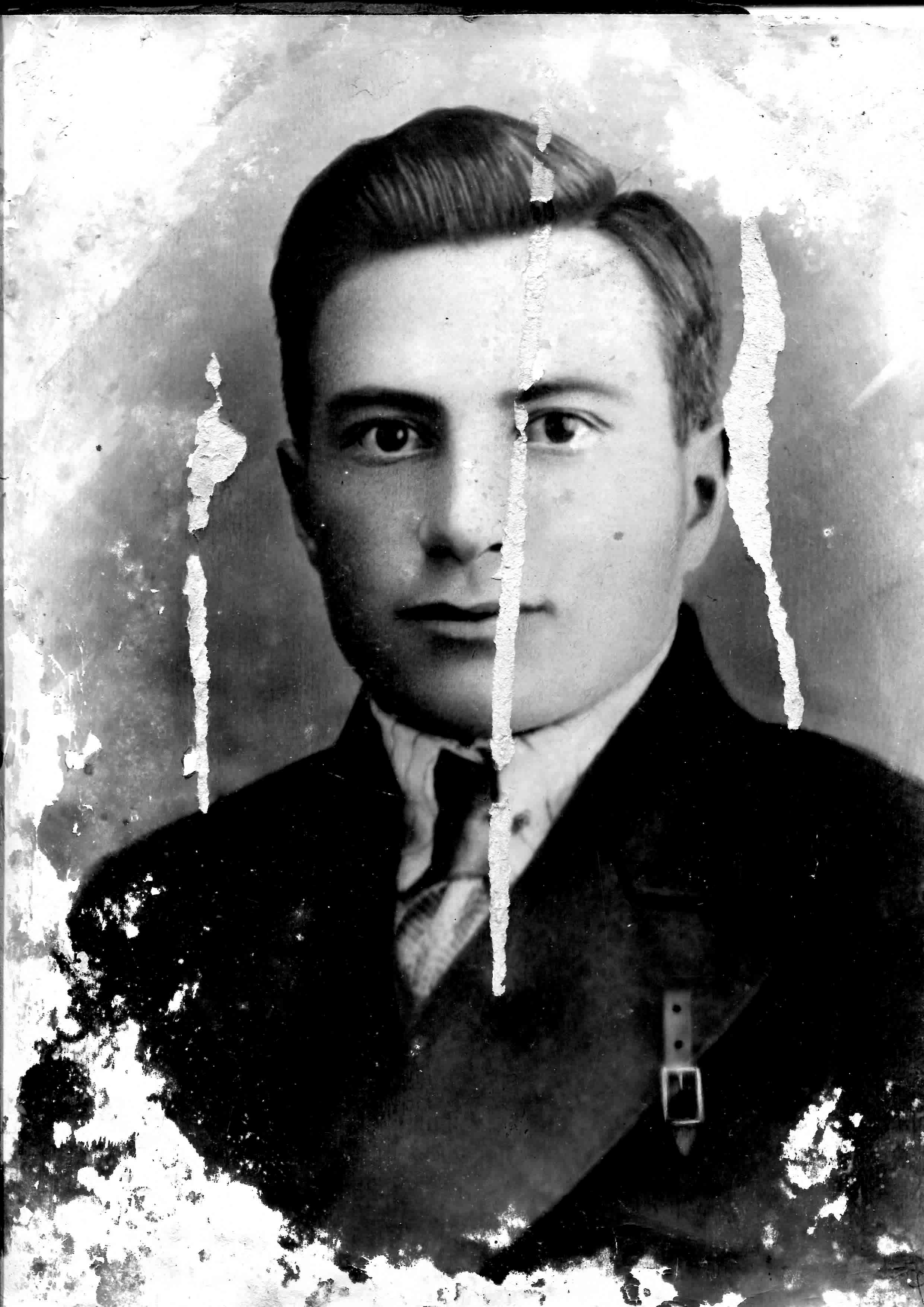 Поврежденная фотография до восстановления